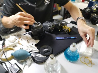 Perak, Malezya. 4 Ekim 2019: Aeon Sri Manjung Alışveriş Merkezi 'nde bulunan N4 Kamera Mağazası' nda Nikon kullanıcıları ve fotoğrafçıları için teknisyen temizlik DSR vücut sensörü ve lens.