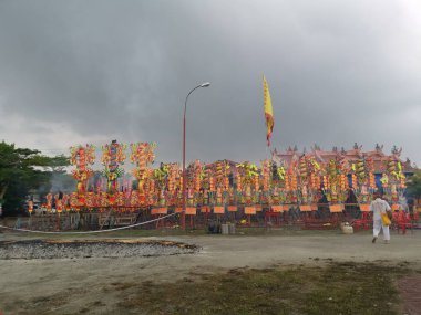 Perak, Malezya. 7 Ekim 2019: Büyük Çin ibadeti, yaklaşan Dokuz Tanrı İmparatoru Tapınağı Pekan Gurney 'deki fırtınaya karşı açık havada yanmaya başladı.