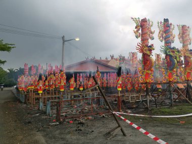 Perak, Malezya. 7 Ekim 2019: Büyük Çin ibadeti, yaklaşan Dokuz Tanrı İmparatoru Tapınağı Pekan Gurney 'deki fırtınaya karşı açık havada yanmaya başladı.