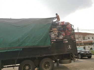 Perak, Malezya. 14 Ekim 2019: Kamyon, Kampong Koh depolama merkezindeki varış yerine doğru yola çıkmaya hazır halde sokakta aşırı mal yükledi. 