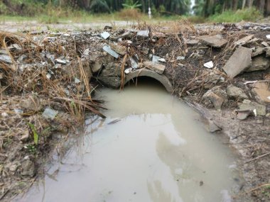 Çiftlikte insan yapımı drenaj..