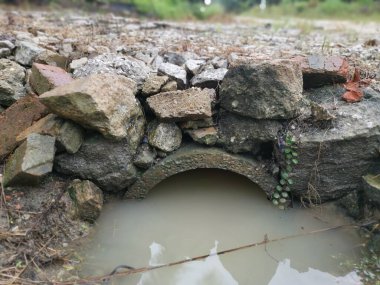 Çiftlikte insan yapımı drenaj..