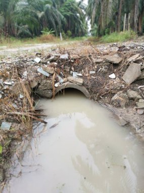 Çiftlikte insan yapımı drenaj..