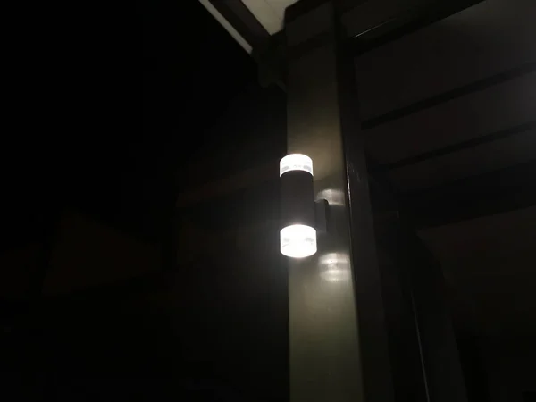 Ночная Сцена Лампы Столба Ворот — стоковое фото