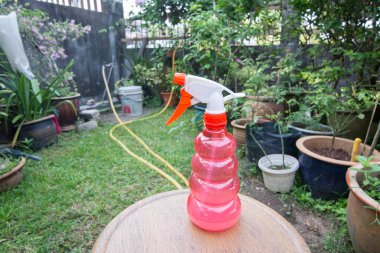 Açık hava bahçesinde kullanılan renkli plastik bahçe spreyinin görüntüsü.