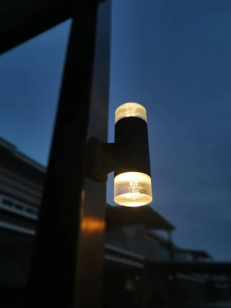 Girişteki Lambaya Bakıyorum — Stok fotoğraf