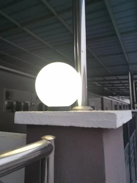 Regardant Lampe Porte Près Mur Entrée — Photo