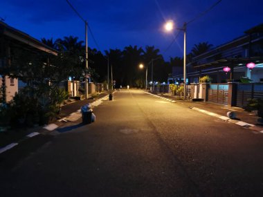 Gece caddesini aydınlatan konut lambası direği