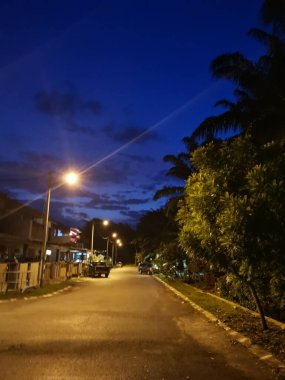 Gece caddesini aydınlatan konut lambası direği