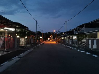 Gece caddesini aydınlatan konut lambası direği