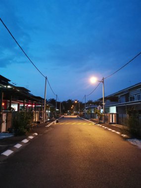 Gece caddesini aydınlatan konut lambası direği