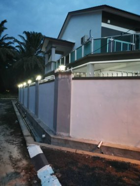 Girişteki lambaya bakıyorum..