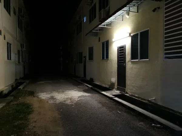 Karanlık Kaldırımı Aydınlatan Sokak Lambaları — Stok fotoğraf