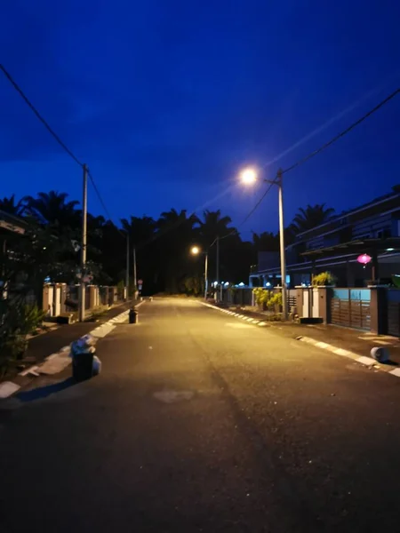 Gece Caddesini Aydınlatan Konut Lambası Direği — Stok fotoğraf