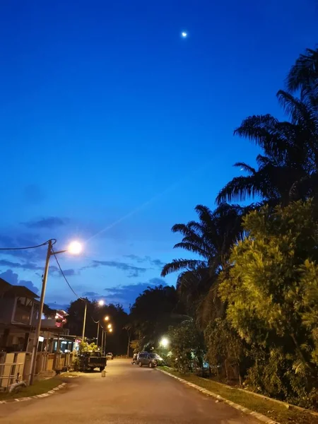 Poste Lâmpada Residencial Iluminando Rua Noturna — Fotografia de Stock