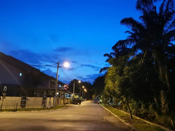 Poste Lámpara Residencial Que Ilumina Calle Nocturna — Foto de Stock
