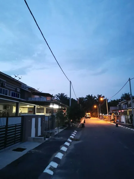 Poste Lâmpada Residencial Iluminando Rua Noturna — Fotografia de Stock