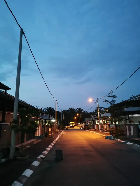 Poste Lámpara Residencial Que Ilumina Calle Nocturna —  Fotos de Stock