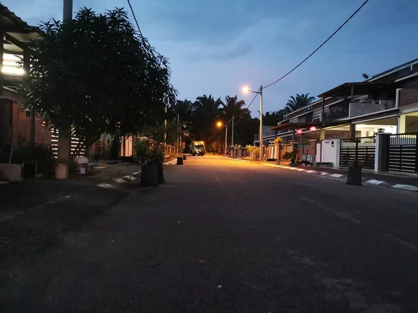 Poste Lâmpada Residencial Iluminando Rua Noturna — Fotografia de Stock