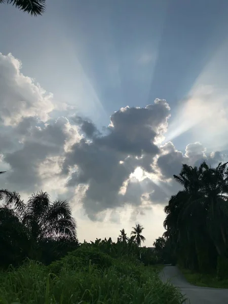 Majestätischer Sonnenaufgang Mit Sonnenstrahl Der Die Wolken Durchdringt — Stockfoto