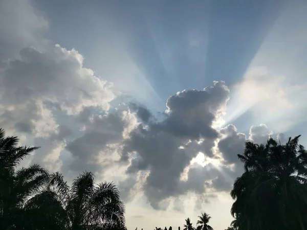 Majestoso Nascer Sol Com Raios Sol Penetrando Nuvem — Fotografia de Stock