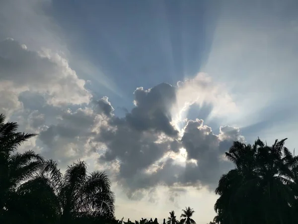 Majestätischer Sonnenaufgang Mit Sonnenstrahl Der Die Wolken Durchdringt — Stockfoto