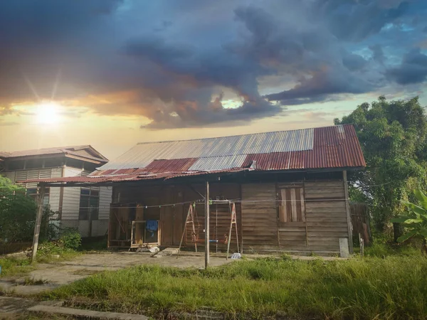 Pôr Sol Cedo Atrás Casa Desocupada — Fotografia de Stock