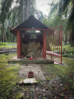 Perak, Malezya. 22 Haziran 2020: Kg Koh Palm Petrol Çiftliği 'ndeki toprak tanrısına saygı göstermek için çiftlik içine beton minyatür sunak inşa edildi.