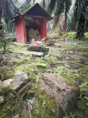 Perak, Malezya. 22 Haziran 2020: Kg Koh Palm Petrol Çiftliği 'ndeki toprak tanrısına saygı göstermek için çiftlik içine beton minyatür sunak inşa edildi.