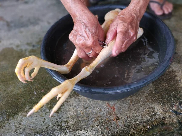 Pişirmeden önce çiğ tavuk yıka.