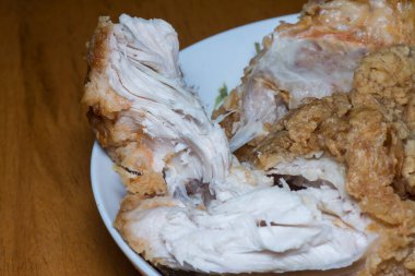 Kızarmış baharatlı tavuk eti..