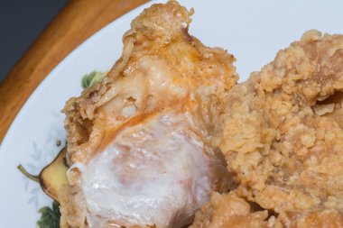 Kızarmış baharatlı tavuk eti..