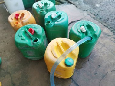 Sokaktaki geri dönüşümlü plastik konteynırlar yığını.