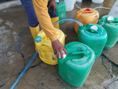 Sokaktaki geri dönüşümlü plastik konteynırlar yığını.