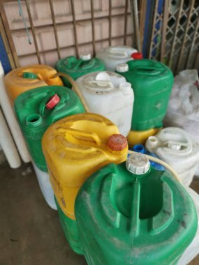 Sokaktaki geri dönüşümlü plastik konteynırlar yığını.