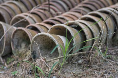 Birçok yere atılmış lateks seramik kap