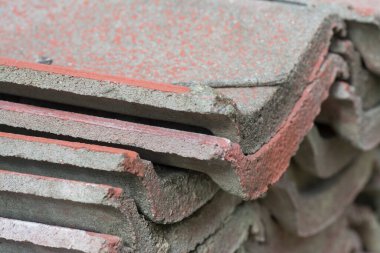 Arta kalan kırmızı çatı döşeme manzarası