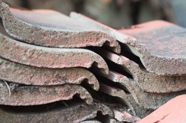 Arta kalan kırmızı çatı döşeme manzarası