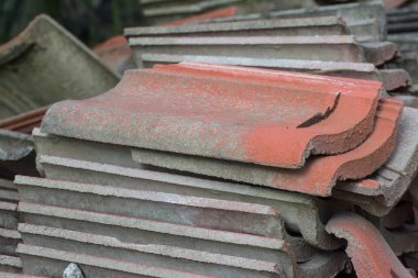 Arta kalan kırmızı çatı döşeme manzarası