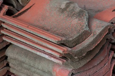 Arta kalan kırmızı çatı döşeme manzarası