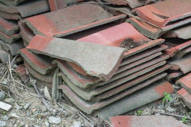 Arta kalan kırmızı çatı döşeme manzarası