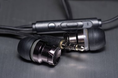 Eski ya da kullanılmış bir kulaklığın yakın çekim görüntüleri.