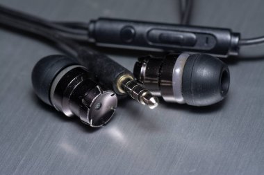 Eski ya da kullanılmış bir kulaklığın yakın çekim görüntüleri.