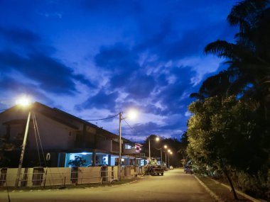 Perak, Malezya. 9 Temmuz 2020: Jalan Permai caddesi boyunca iskan evlerinin olduğu sırada sabahın erken saatlerinde güzel bir hava manzarası.