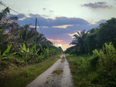 Manzaralı Gökyüzü Uzaklara doğru azalan bir yol