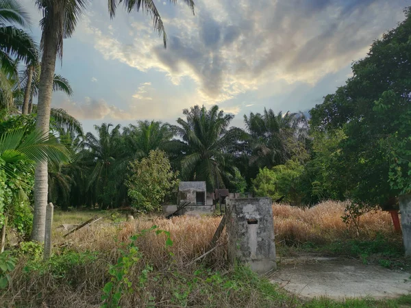 Tolle Himmelsszene Verlassenen Haus Rund Das Ausgetrocknete Grasfeld — Stockfoto