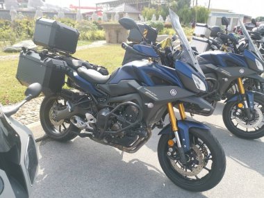 Perak, Malezya. 18 Temmuz 2020: Kampong Koh, Tua Pek Kong 'da sokak boyunca çeşitli renkli pahalı motosiklet parkları.