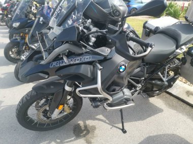 Perak, Malezya. 18 Temmuz 2020: Kampong Koh, Tua Pek Kong 'da sokak boyunca çeşitli renkli pahalı motosiklet parkları.