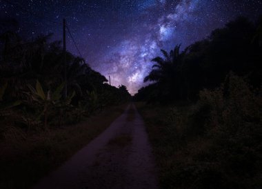 Kırsal yolda ilerlerken gece galaksisi sahnesi
