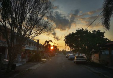 Perak, Malezya. 21 Temmuz 2020: Taman Wira Damai, Kg Koh yakınlarındaki iskan evlerinde güzel bir sabah manzarası.